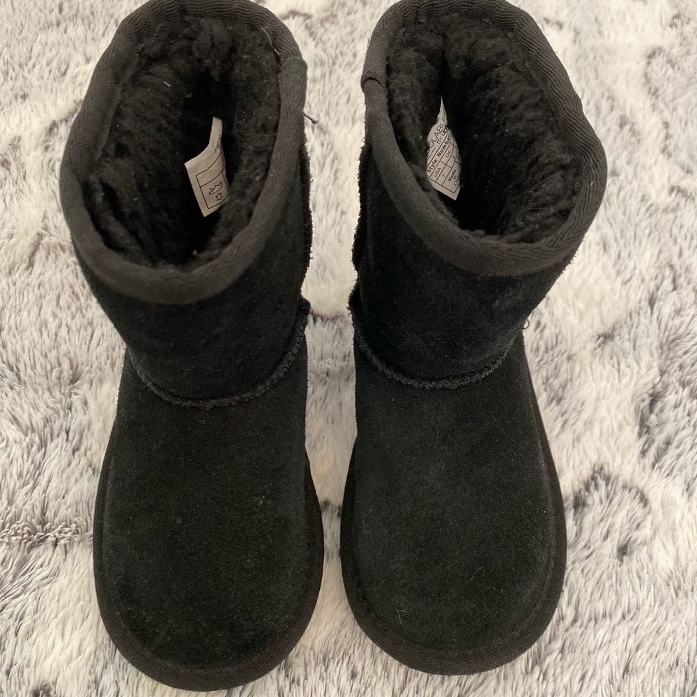 Ugg Koolabura Size 7. EUC. Black.